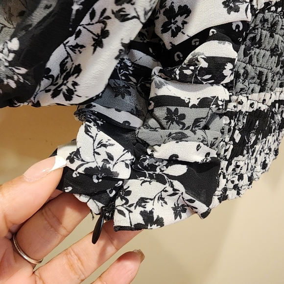 J.Roberts Women's Short Sleeves Smocked Blouse size S - Picture 9 of 11